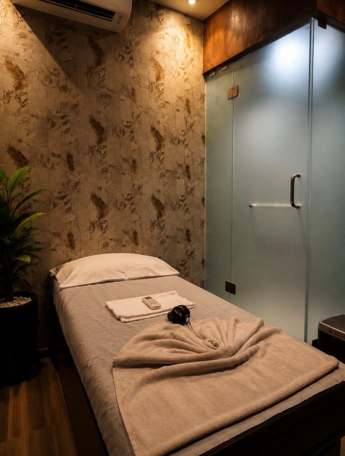 Luxury spa room with mirror and shower Chembur